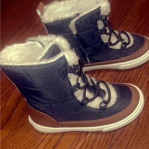 Toddler snow boots never used